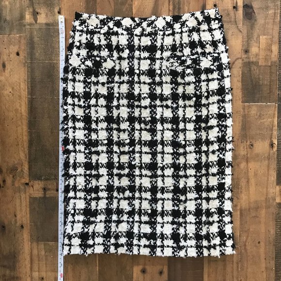 CHANEL Classic Tweed Skirt with Sequins - Picture 3 of 7